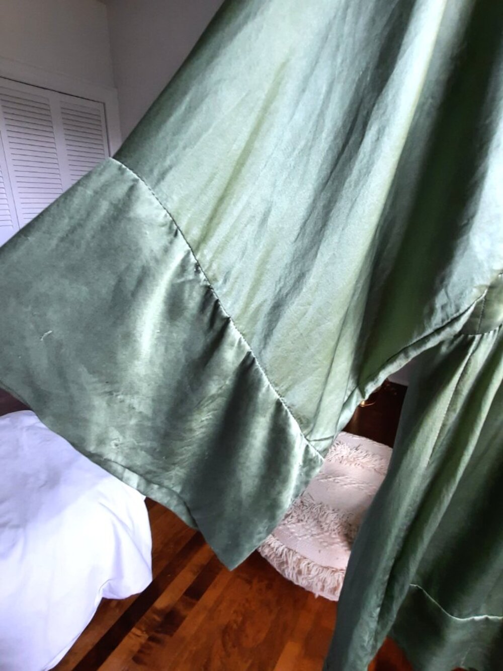 Vintage Le Chateau satin dress. - Picture 4 of 7